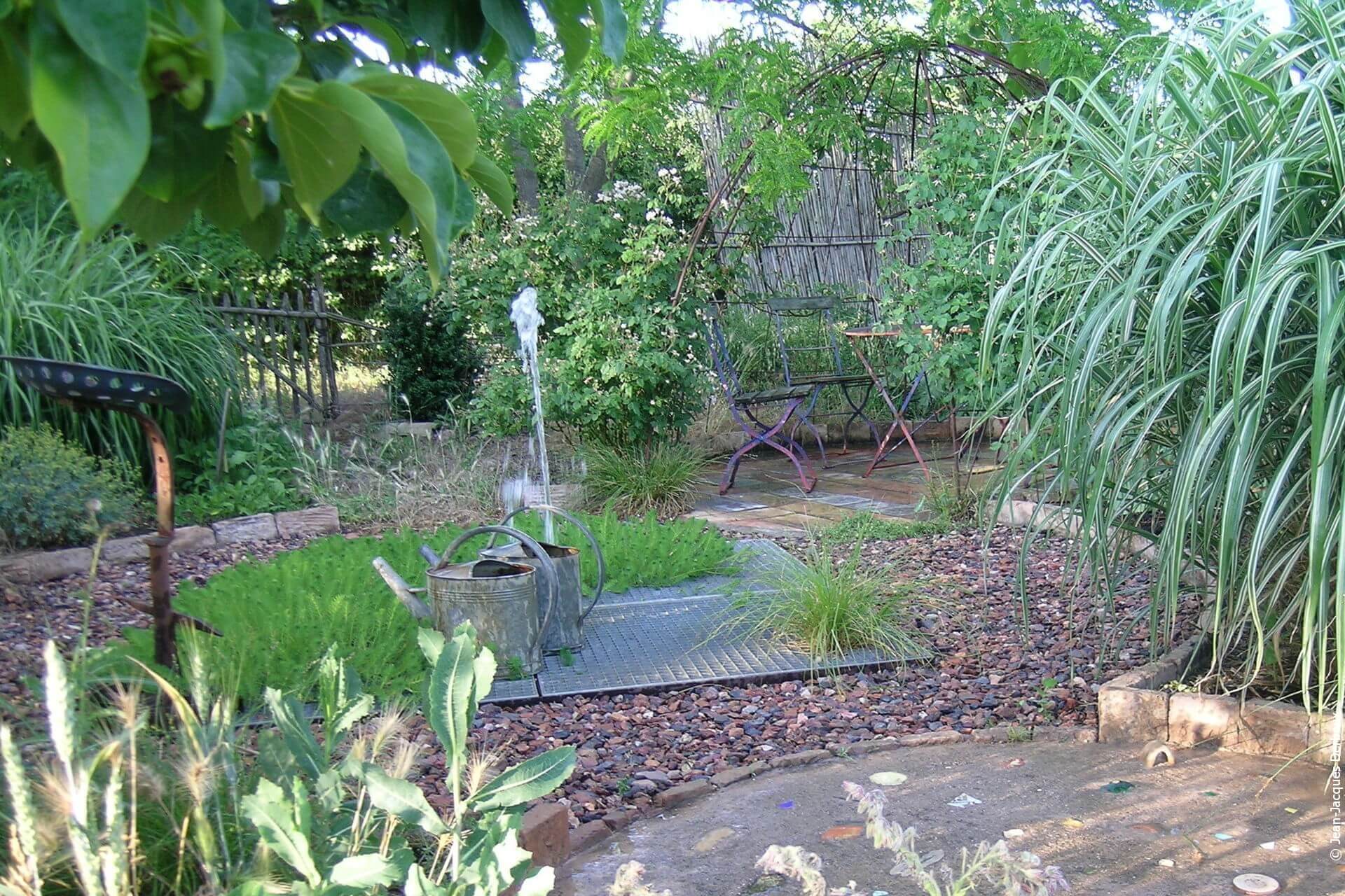 Idées pour fontaine, jet d’eau, caillebotis en métal, arrosoirs en zinc, mobilier ancien en métal.