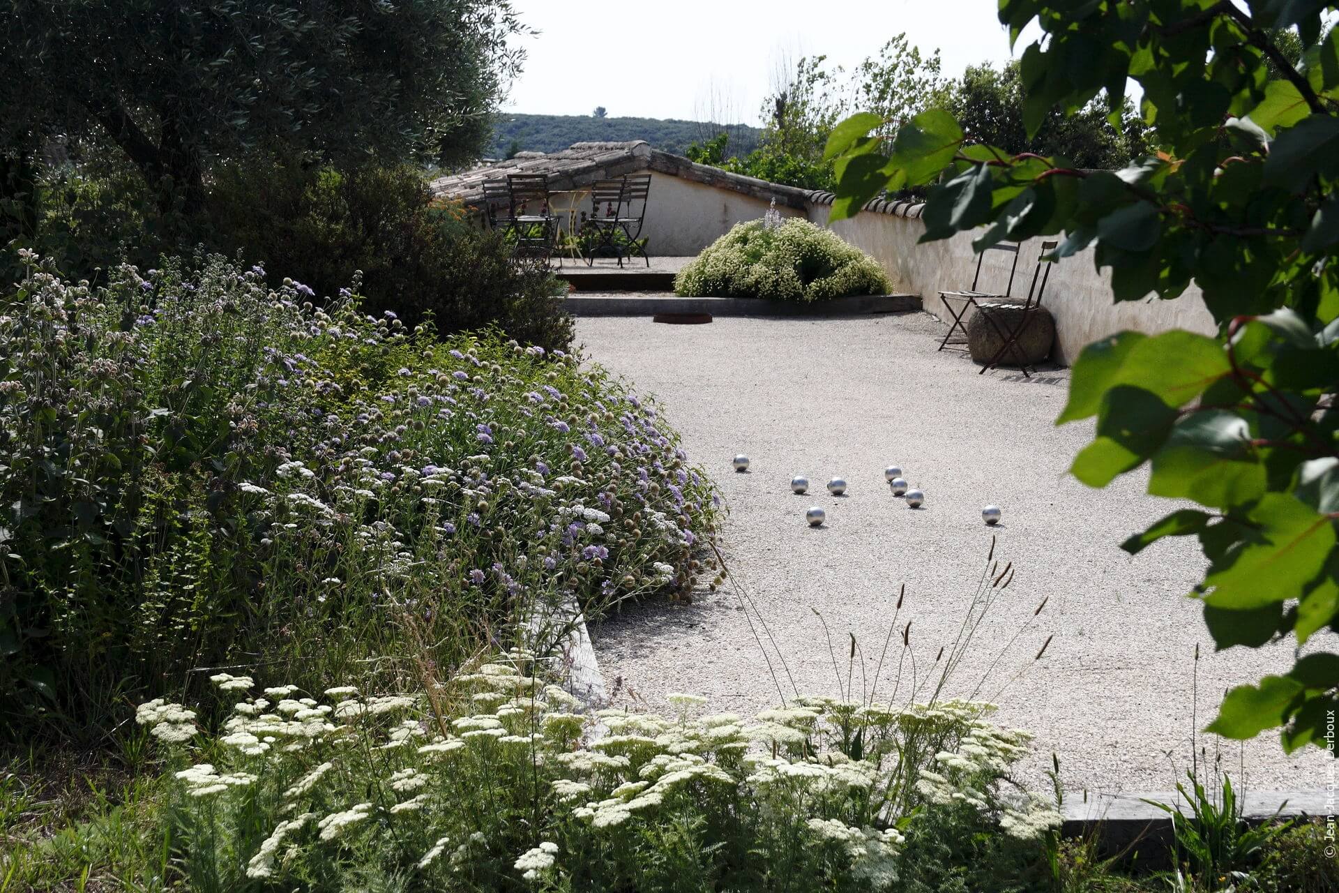 Jeu de boule dans jardin sec, pétanque, mobilier de jardin.