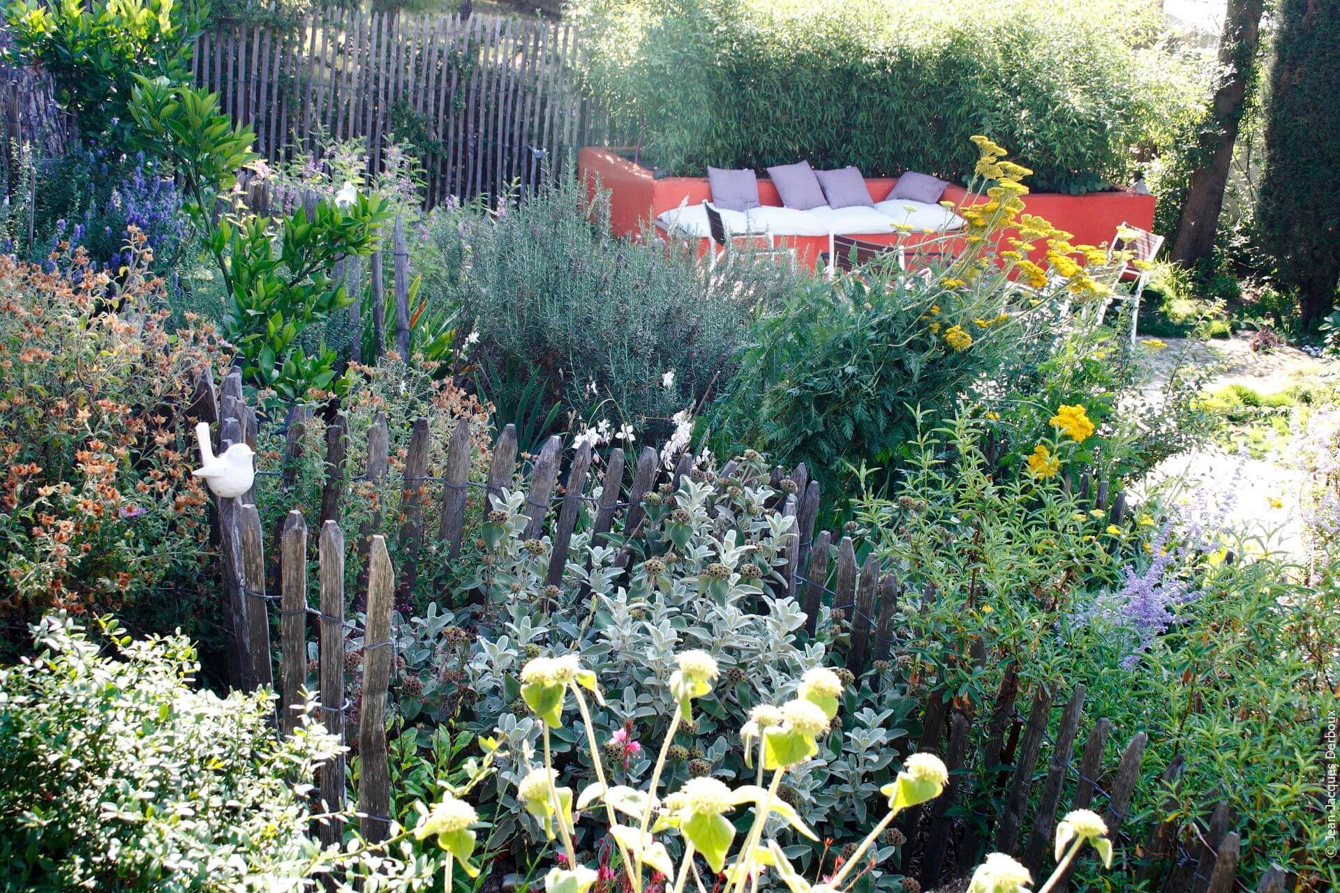 Ganivelle, salon de jardin, végétaux pour jardin écologique sans arrosage.