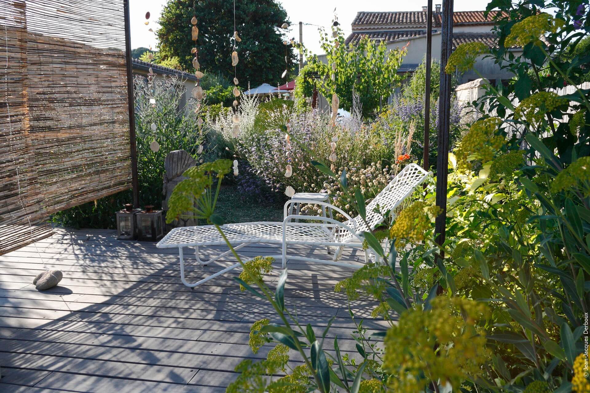 Terrasse bois, bain de soleil à l’ombre sous la treille, canisse.